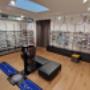 Hallensport Bereich mit Handball, Volleyball, Laufschuhe