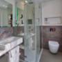 Alle Zimmer mit eigenem Badezimmer, Klimaanlage und Balkon