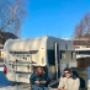 Wintercamping, gemütliches Raclette vor dem Wohnwagen