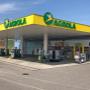 AGROLA Tankstelle in Jegenstorf mit TopShop. Grosse Überdachung. Zwei AGROLA Logos und AGROLA Schriftzüge entlang dem Dachbalken.