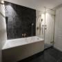 Eckdusche an Wanne mit goldenen Beschlägen