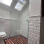 Nischendusche mit Glasausschnitt an Wand