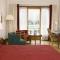 geschmackvoll eingerichtetes Zimmer