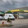 AGROLA Tankstelle in Kölliken; grosse überdachte Tankstelle; dahinter liegt ein TopShop und links daneben eine Landi; bewölkte Stimmung am Himmel
