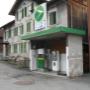 AGROLA Tankstelle in Grabs. Kleine Überdachung. Eine Tanksäule. Grosses AGROLA Logo auf Dach. Dahinter ein Wohhaus