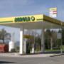 AGROLA Tankstelle in Goldingen, Freistehend und überdacht. Eine Tanksäule. Im Hintergrund Hügelkette und Bäume
