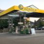 AGROLA Tankstelle in Sursee - überdacht mit drei Tanksäulen, Zahlterminal und einem Aufstellschild im Vordergrund.
