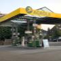 AGROLA Tankstelle in Sursee - überdacht mit drei Tanksäulen, Zahlterminal und einem Aufstellschild im Vordergrund.
