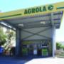 AGROLA Tankstelle in Bünchenbuchsee; überdacht; mit zwei Tanksäulen und Zahlterminal; links Blaue Mülleimer