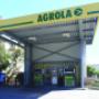 AGROLA Tankstelle in Bünchenbuchsee; überdacht; mit zwei Tanksäulen und Zahlterminal; links Blaue Mülleimer