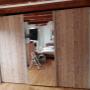 Menuiserie Luquiens - dressing sur-mesure avec tiroirs et miroirs bois - Coppet