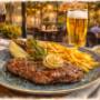 Leidenschaft für Fleisch
Unsere Steaks sind mehr als nur ein Gericht – sie sind ein Versprechen. Im Steak Schnitzel Genuss Restaurant werden sie sorgfältig ausgewählt, perfekt gereift und auf den Punkt gebracht.
Ob zartes Filet, saftiges Ribeye oder