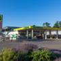 AGROLA Tankstelle in Matzingen überdacht; vorne Blumen (Lavendel) zu sehen. Tankstelle bei Landi und TopShop