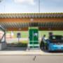 AGROLA Schnell-Ladestation in Matzingen; Auto wird getankt; überdacht; links freier Parkplatz
Bildrecht: fenaco
