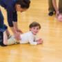 L’enfant prend conscience de son corps et de l’espace en relation avec le parent présent. Il acquiert une autonomie qui le prépare de façon optimale au cours d’initiation rythmique-solfège.