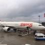 easyCab medical Krankentransportfahrzeug am Flughafen vor einem Flugzeug der SWISS