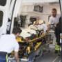 Mitarbeiter easyCab medical beim Ausladen eines Patienten auf dem Stryker