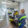 easyCab medical Mitarbeiter bringen Patienten auf Stryker auf die Intensivstation