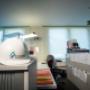 Moderner Büroarbeitsplatz mit einem Schutzhelm der Firma Hauenstein Heizung Lüftung Sanitär auf einem Schrank im Vordergrund. Der Raum zeigt strukturierte Arbeitsunterlagen, Ablagesysteme, Pflanzen und einen ergonomischen Arbeitsplatz. Das Bild vermitt