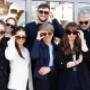 Das Team von Kühnis Brillen steht gemeinsam vor dem Geschäft und trägt Sonnenbrillen.