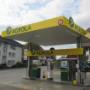 AGROLA Tankstelle in Wohlen bei Bern; freistehende Tankstelle überdacht mit zwei Tanksäulen und mittig das Zahlterminal