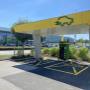 AGROLA Schnell-Ladestation bei AGROLA Tankstelle in Aesch; zwei Plätze mit Markierung; Überdachung