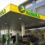AGROLA Tankstelle in Aesch mit TopShop; drei Tanksäulen; zwei Autos bei Tanksäulen geparkt; blaue Fassadenfront