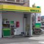 AGROLA Tankstelle in Wil an der Churfirstenstrasse. Eine Tanksäule mit Überdachung. Rechts Totem mit digitaler Preisanzeige und Landi Schild zu sehen.
