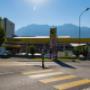 AGROLA Tankstelle mit LAVEBA Shop in Buchs; im Vordergrund Fussgängerstreifen mit Strassenkreuzung; im Hintergrund liegt Tankstelle