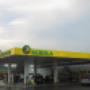 AGROLA Tankstelle in Rothenburg; regnerische Aufnahme, rechts Autos geparkt und daneben TopShop Laden