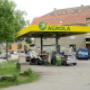AGROLA Tankstelle in Burgdorf: überdacht links grüne Wiese und Landi-Fahne