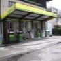 AGROLA Tankstelle in Niederscherli; überdacht mit drei Tanksäulen; links ein PET Abfalleimer