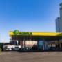 AGROLA Tankstelle in Neuenkirch; TopShop und Landi Laden bei Tankstelle; rechts grosser Turm hinter Tankstelle mit Schriftzug Landi Sempach angebracht; grosse Überdachung; links Totem-Schild
