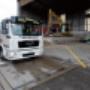 REWAG – Lastwagen ohne Last vor offenem Hangar