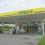 AGROLA Tankstelle in Boll mit TopShop; rechts wenig Wiese; Tankstelle mit drei Säulen