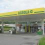 AGROLA Tankstelle in Boll mit TopShop; rechts wenig Wiese; Tankstelle mit drei Säulen