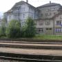 Geschäftsansicht vom Bahnhof her