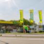 AGROA Tankstelle in Müllheim mit TopShop; Fahnen von AGROLA und TopShop