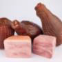 Assortiment de jambons.Montandon SA, Boucherie-Charcuterie aux Ponts-de-Martel