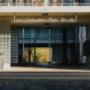 Neubau Le Corbusier Platz Bern. Klare Linien, offene Wege und ein Innenhof, der Raum zum Ankommen schafft.
Moderne Architektur trifft hier auf Alltagstauglichkeit: hell, ruhig und durchdacht bis ins Detail. Ein Ort, der Gemeinschaft fördert und gleichzei