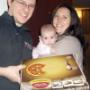 Junge Familie, geniessen Pizza.