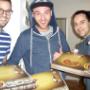 Junge Leute, geniessen Pizza.