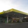 AGROLA Tankstelle in Bubendorf mit TopShop. Grosse Überdachung. Vorplatz im Vordergrund