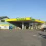 AGROLA Tankstelle in Worb; llinks blau-türkises Gebäude mit AdBlue Tank; Tankstelle überdacht mit drei Tanksäulen; rechts Landi Fahne