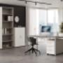 Ein Schreibtisch ist mehr als nur eine Arbeitsfläche. Er ist der zentrale Ort, an dem Ideen entstehen, Projekte entwickelt werden und der Alltag organisiert wird. Ob im Heimbüro oder in einem professionellen Arbeitsumfeld – ein Schreibtisch aus Schwei