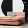 Dem Aurora Relax sieht man nicht an, was in ihm steckt. Das Boxspring-Bett mit auf Knopfdruck verstellbarer Automatik fasziniert mit seinen leichten Proportionen und seiner schwebenden Optik.