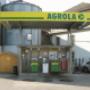 AGROLA Tankstelle in Echallens; zwei Tanksäulen und ein Zahlterminal; im Hintergrund Tankanlage
Station-service AGROLA à Echallens