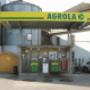 AGROLA Tankstelle in Echallens; zwei Tanksäulen und ein Zahlterminal; im Hintergrund Tankanlage
Station-service AGROLA à Echallens