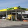 AGROLA Tankstelle in Châtel-St-Denis; station service à Châtel-St-Denis; avec TopShop; à droite self wash station de lavage
