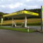 AGROLA Tankstelle in Ursy, Vauderen; Station service AGROLA à Ursy Vauderen; couverte; überdacht mit zwei Tanksäulen. Totem mit AGROLA Logo und digitaler Preisanzeige